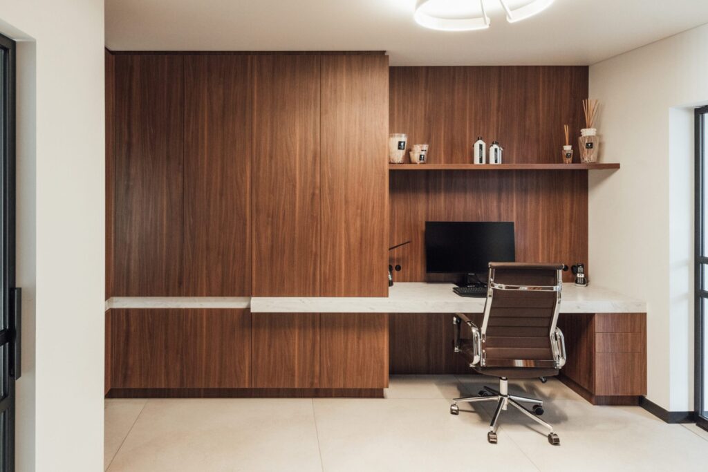 Maatwerk walnoot wandmeubel uit eigen atelier — RWK