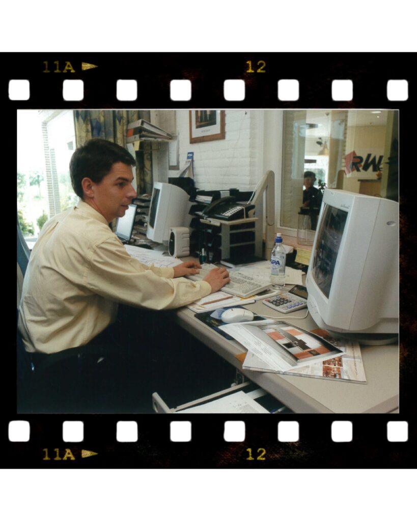 Frank aan het werk op kantoor in 1999